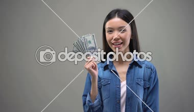 Alışveriş veya tatil hakkında düşünme Doları banknot, holding mutlu genç bayan