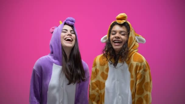 Gülüyor Eğlence Tek Boynuzlu Zürafa Pijama Giymiş Komik Genç Kadın — Stok video