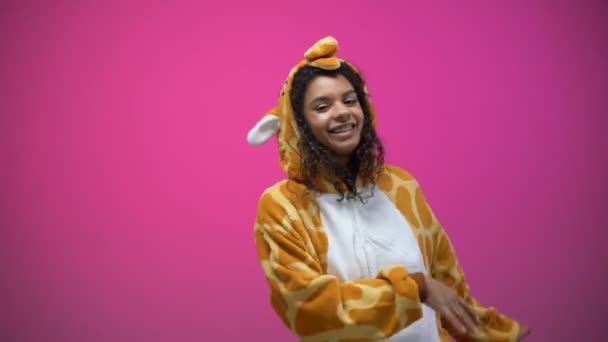 Афро Американка Смешной Пижаме Жирафа Танцует Розовом Фоне — стоковое видео