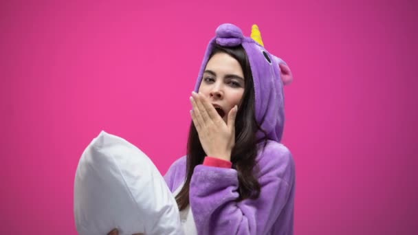 Ganska Trött Kvinna Unicorn Pyjamas Gäspande Och Sover Kudden Natt — Stockvideo