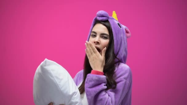 Jolie Femme Fatiguée Pyjama Licorne Bâillant Dormant Sur Oreiller Nuit — Video