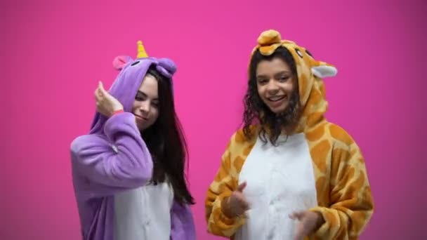 Amigas Pijama Unicornio Jirafa Bailando Fiesta Carnaval Diversión — Vídeos de Stock