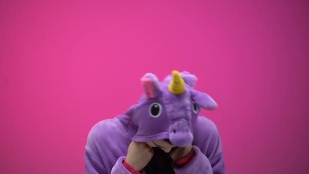 Kaukasische Frau Trägt Einhorn Pyjama Spaß Isoliert Auf Rosa Hintergrund — Stockvideo