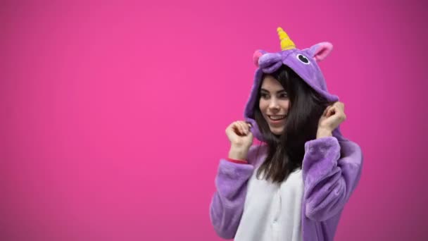 Mujer Sonriente Divirtiéndose Bailando Divertido Pijama Unicornio Fiesta Carnaval — Vídeo de stock