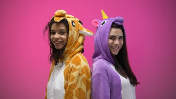 Deux Femmes Pyjama Drôle Debout Autre Avec Les Mains Croisées — Video