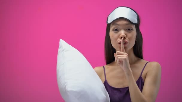 Wanita Asia Dengan Bantal Menunjukkan Tanda Keheningan Dan Mengenakan Penutup — Stok Video