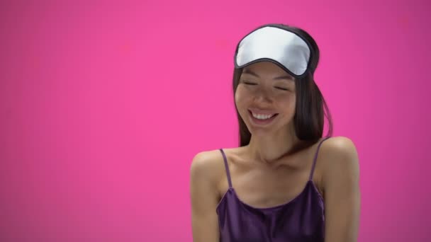 Ung Asiatisk Kvinna Flirta Och Bär Eye Mask Isolerad Rosa — Stockvideo