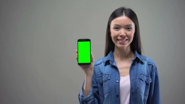 拿着智能手机和美元的年轻亚洲妇女 它的应用程序开发 — 图库视频影像