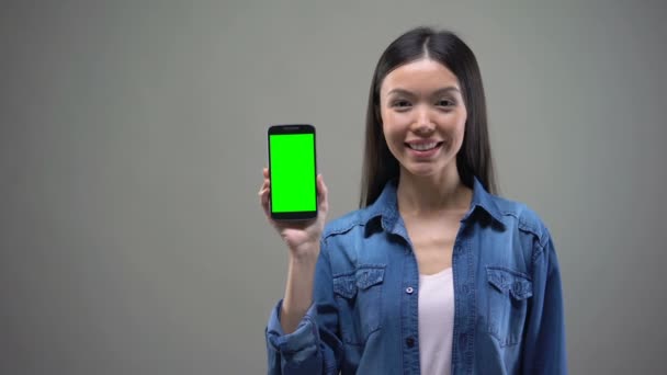 Mujer Asiática Sonriente Sosteniendo Teléfono Inteligente Euros Trabajando Línea Dinero — Vídeo de stock