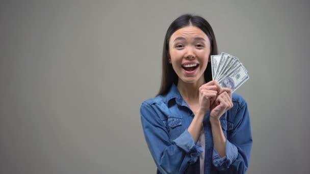 Opgewonden Aziatische Vrouw Weergegeven Dollar Biljetten Camera Winnaar Van Loterij — Stockvideo