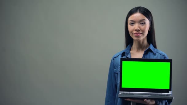 Χαμογελαστό Γυναίκα Δείχνει Αντίχειρας Επάνω Κρατώντας Πράσινη Οθόνη Φορητού Υπολογιστή — Αρχείο Βίντεο