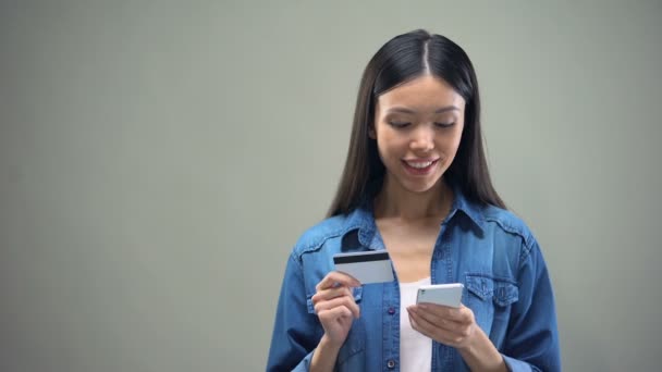 Donna Attraente Inserendo Numero Carta Credito Smartphone Shopping Online — Video Stock