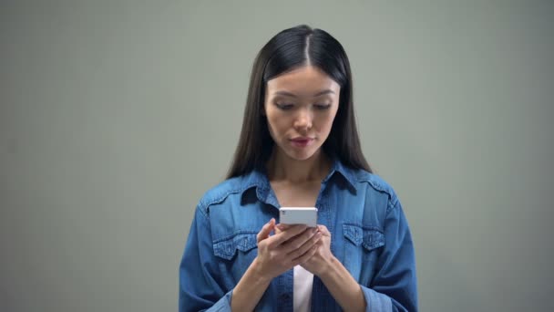 Mujer Leyendo Mensaje Teléfono Inteligente Llegar Ser Extremadamente Feliz Ganar — Vídeo de stock