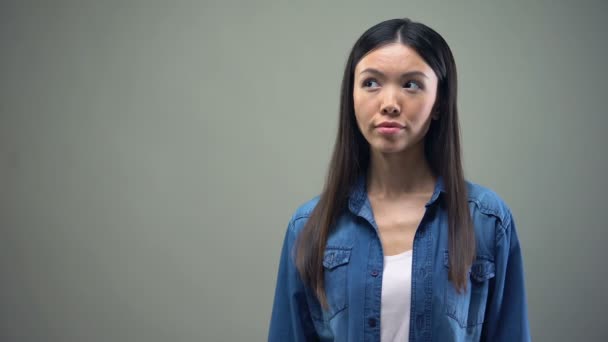 Mujer Sospechando Algo Pensando Plan Astuto Sobre Fondo Gris — Vídeos de Stock