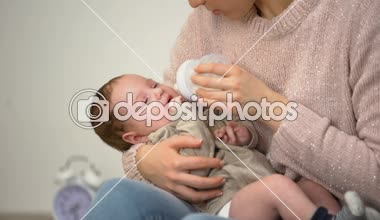 Genç anne küçük bebek evlat biberon, Bebek formülü yapay besleme