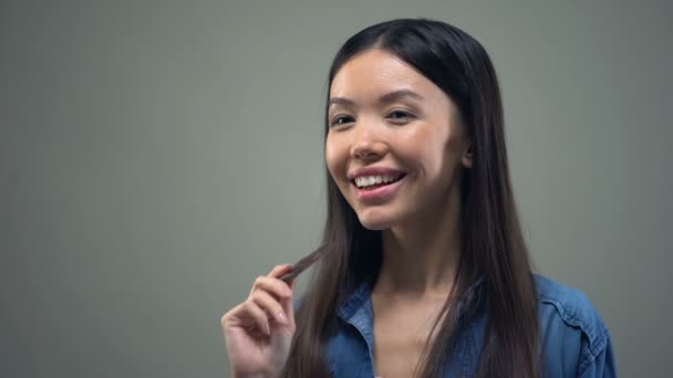 Leende Asiatisk Kvinna Njuter Smaken Choklad Stående Grå Bakgrund — Stockvideo