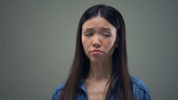 Triste Asiático Chica Soñando Con Dulce Chocolate Mantenimiento Dieta Saludable — Vídeos de Stock