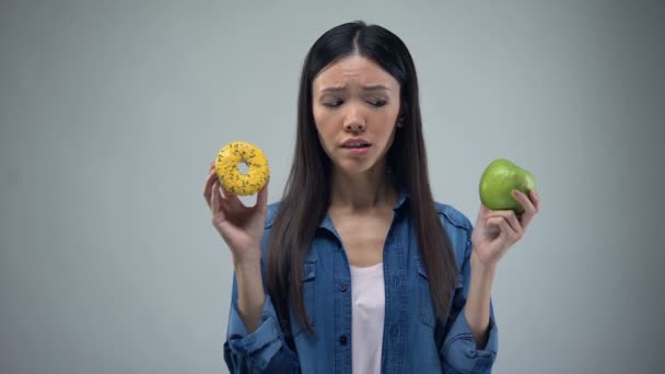Asyalı Kadın Tatlı Yağlı Çörek Sulu Yeşil Elma Karar Elinde — Stok video