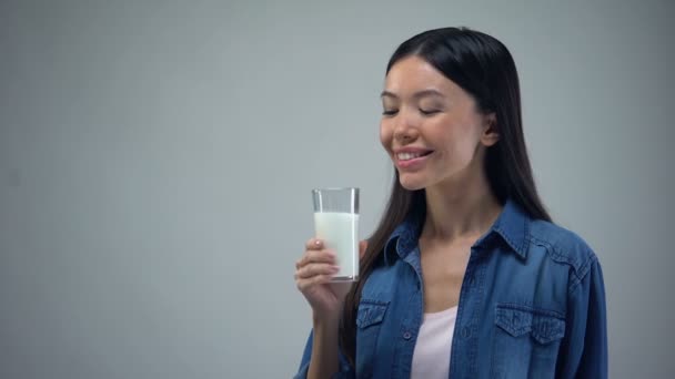 Mulher Sorridente Bebendo Copo Leite Fresco Produtos Lácteos Sem Lactose — Vídeo de Stock