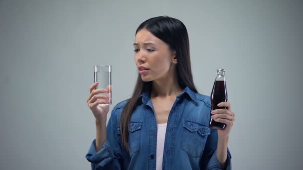 Mulher Sedenta Escolhendo Que Beber Entre Água Fresca Gasosa Decisão — Vídeo de Stock