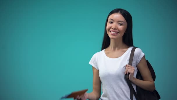 Lachende Vrouw Met Rugzak Tonen Paspoort Met Tickets Toerisme Vakantie — Stockvideo