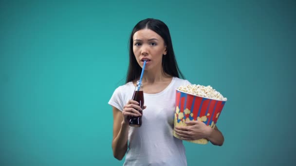Donna Scioccata Con Tazza Popcorn Guardando Film Spaventoso Bevendo Acqua — Video Stock