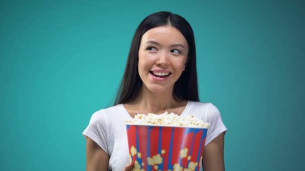 Привлекательная Молодая Женщина Большой Чашкой Попкорна Быстро Смотрит Флиртует Кино — стоковое видео