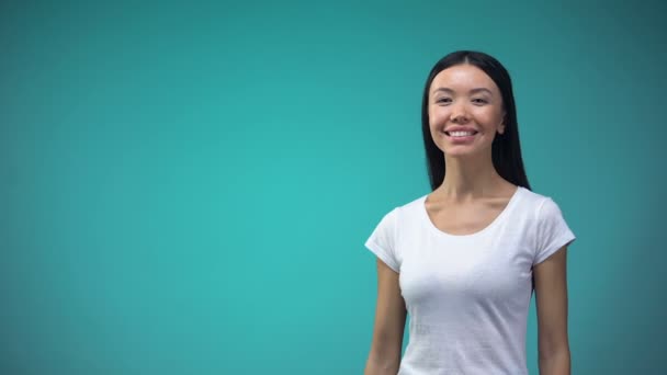 Sorrindo Mulher Asiática Mostrando Cartão Dourado Câmera Crédito Ilimitado Bancário — Vídeo de Stock