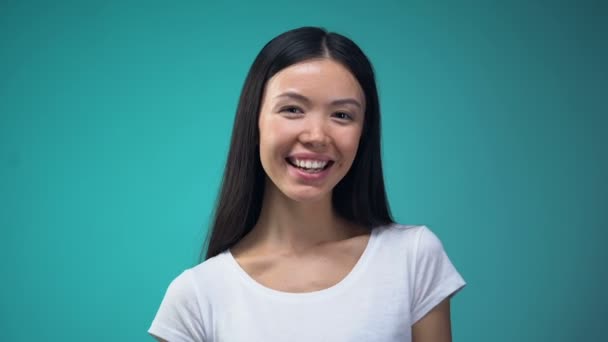 Mooie Aziatische Vrouw Plezier Houden Grote Hartvormige Lollipop Sjabloon — Stockvideo