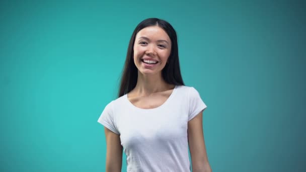 Alegre Asiático Chica Tener Divertido Celebración Dulce Lollipops Frente Ojos — Vídeo de stock