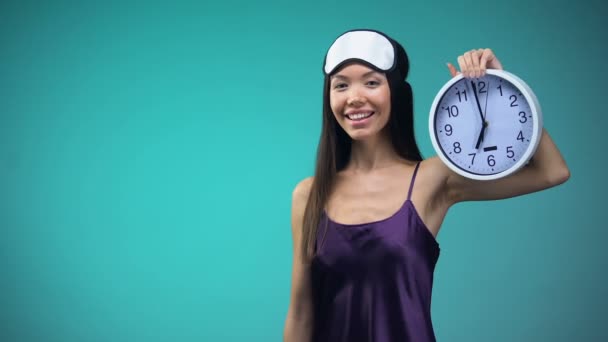 Energy Woman Pajamas Pointing Clock Wake Early Healthy Lifestyle — Stock Video