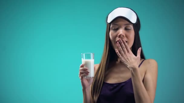 微笑的妇女喝温热的牛奶更好地睡眠 钙和维生素来源 — 图库视频影像