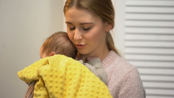 Jovem Mãe Segurando Bebê Adorável Nos Braços Alimentação Artificial Cuidado — Vídeo de Stock