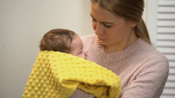 Mujer Joven Abrazando Bebé Recién Nacido Adorable Familia Cariñosa Para — Vídeo de stock