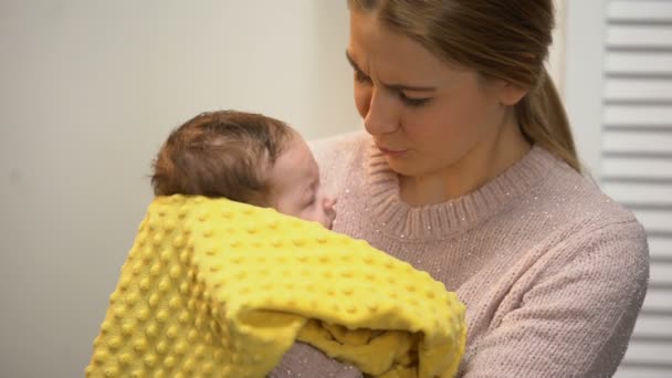 Νεαρή Γυναίκα Αγκαλιάς Αξιολάτρευτο Μωρό Νεογέννητο Αγαπώντας Την Οικογένεια Για — Αρχείο Βίντεο