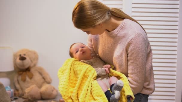 Bella Giovane Madre Che Tiene Braccio Piccolo Bambino Braccio Amore — Video Stock