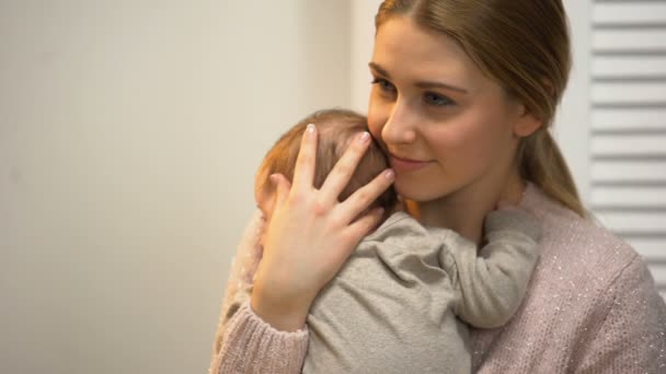 Tierna Mami Abrazando Adorable Pequeño Bebé Sosteniendo Recién Nacido Brazos — Vídeos de Stock