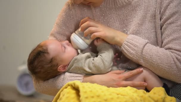 Babysitter Füttert Niedliches Kleines Kind Aus Flasche Künstliche Fütterung Zubehör — Stockvideo