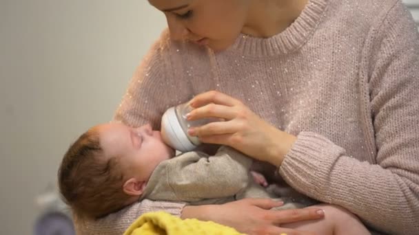 Mama Füttert Kleines Süßes Baby Aus Flasche Und Spricht Zärtlich — Stockvideo