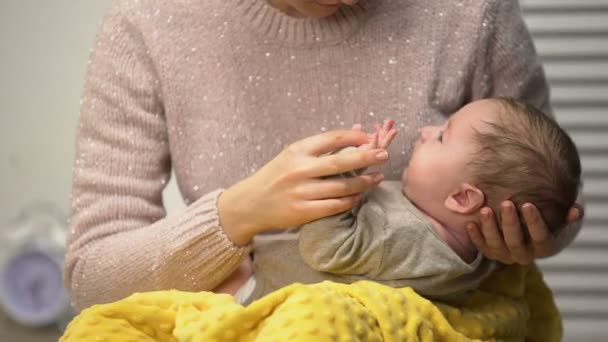 Mutter Hält Säugling Arm Und Spielt Mit Ihm Frühe Säuglingsentwicklung — Stockvideo