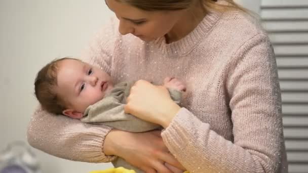 Bebé Recién Nacido Sosteniendo Madres Dedo Acostado Los Brazos Las — Vídeos de Stock