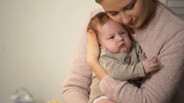 Liebevolle Mutter Die Ihr Kleines Baby Zärtlich Schmust Neugeborene Gesundheitsfürsorge — Stockvideo