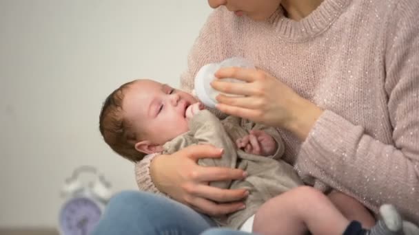 Jonge Moeder Voeding Baby Zoontje Uit Fles Flesvoeding Kunstmatige Voeding — Stockvideo