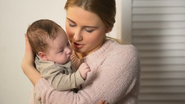 Paní Hlídání Drží Malé Roztomilé Novorozeně Sirotčinci Přijetí Nové Rodině — Stock video