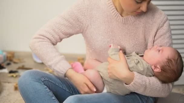 年轻女性把可爱的新生女婴睡觉 婴儿绞痛缓解 — 图库视频影像