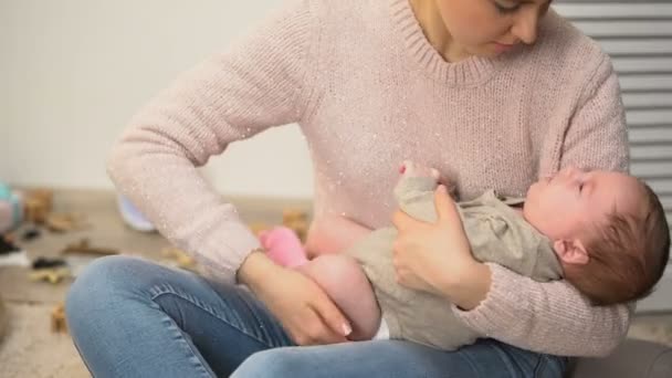 Jonge Vrouwelijke Putting Schattige Pasgeboren Babymeisje Slapen Zuigeling Koliek Verlichten — Stockvideo