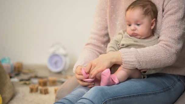 Mujer Vistiendo Niña Linda Calcetines Color Rosa Materiales Ropa Natural — Vídeo de stock