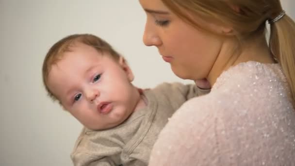 Jovem Mãe Solteira Segurando Bebê Recém Nascido Com Ternura Ajuda — Vídeo de Stock