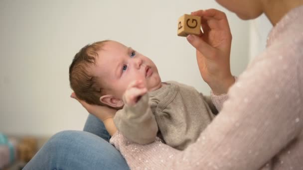 Mama Met Schattige Gapende Kind Verschillende Speelgoed Baby Vroege Ontwikkeling — Stockvideo