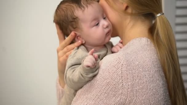 Junge Mutter Hält Niedlichen Jungen Arm Vaginale Geburt Und Natürliche — Stockvideo